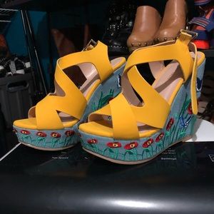 🌟Giveaway Prize!🌟 Beautiful yellow Ladybug shoes